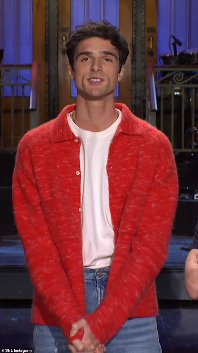 Джейкоб Элорди отреагировал на то, что звезда «Дрянных девчонок» Рене Рэпп назвала его «такой малышкой» во время юмористического тизера Saturday Night Live