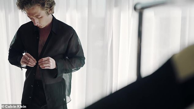 Джереми Аллен Уайт снова горяч, готовясь к «Золотому глобусу» в новом видео Calvin Klein