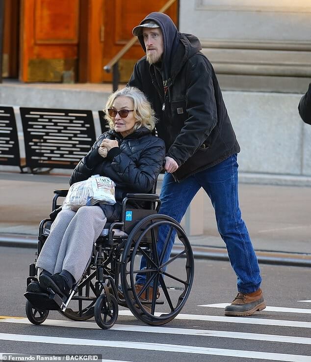 Джессику Лэнг, 74 года, толкал в инвалидной коляске 36-летний сын Сэмюэл во время РЕДКОЙ совместной прогулки — победительница Оскара восстанавливается после тяжелой травмы ноги, которую она получила в парке для собак
