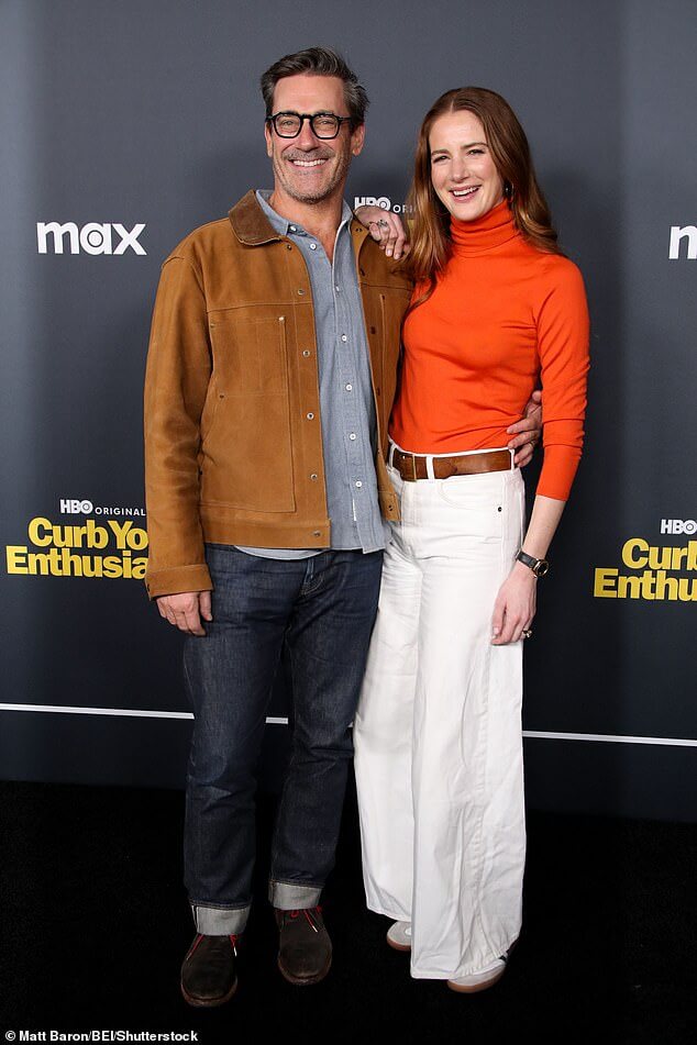 Джон Хэмм и Анна Оцеола поддерживают Ларри Дэвида в главных ролях на премьере финального сезона сериала HBO «Умерь свой энтузиазм» в Лос-Анджелесе.