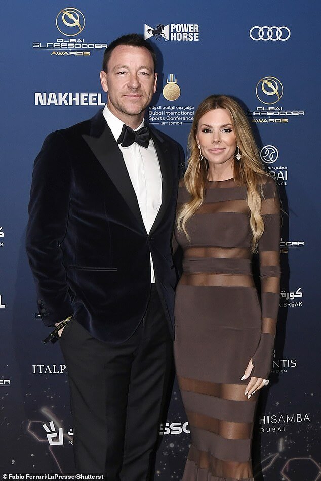 Джон Терри в бархатном смокинге, а его гламурная жена Тони демонстрирует свою подтянутую фигуру в прозрачном платье со вставками на церемонии вручения наград Globe Soccer Awards в Дубае.