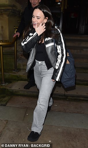 Элли Лич и Бобби Брейзер не могут скрыть своих улыбок, выходя в Ливерпуль во время тура Strictly после «тайных свиданий» пары.