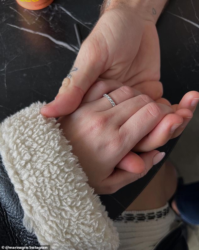 Грис вызвала слухи о том, что они помолвлены, чтобы связать себя узами брака, в октябре, когда она поделилась фотографией, на которой выставляет напоказ инкрустированное бриллиантами кольцо на безымянном пальце левой руки и сжимает руку Хаммера с характерными татуировками.