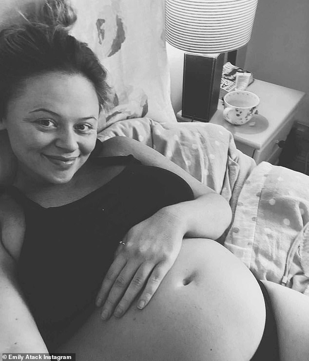 34-летняя бывшая актриса Inbetweeners объявила в субботу, что она на пятом месяце беременности своим первым ребенком от своего бойфренда-ученого доктора Алистера Гарнера.