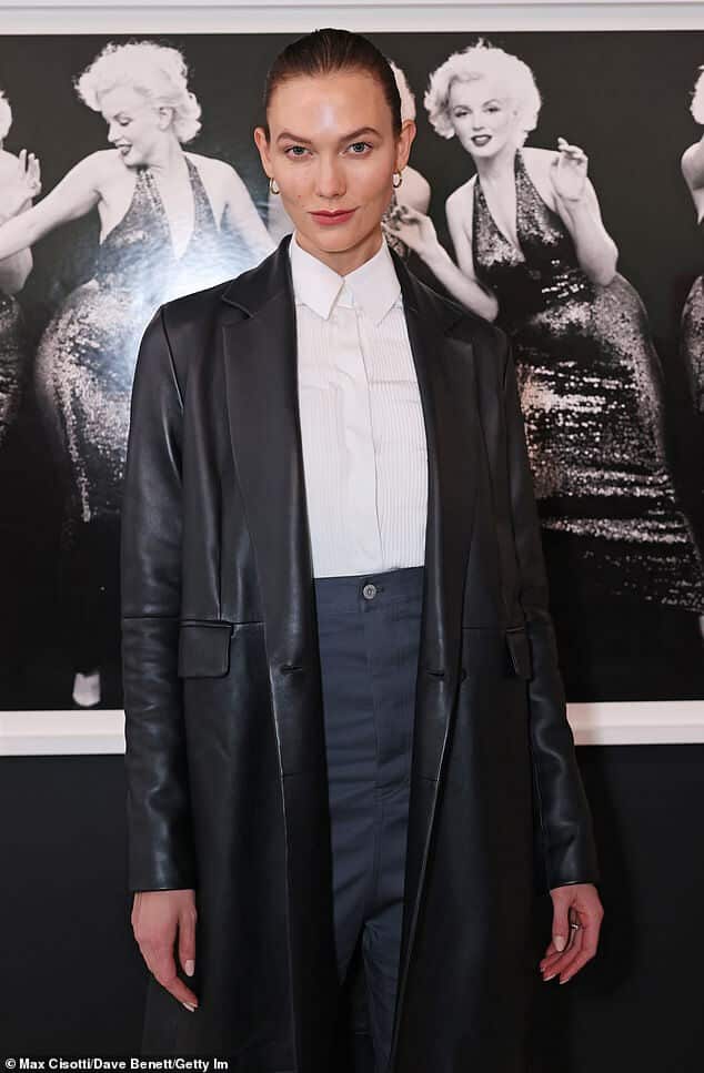 Карли Клосс выглядела непринужденно шикарно в брюках-клеш с высокой талией и кожаном пальто, когда она присутствовала на приеме по случаю новой выставки в Париже в понедельник.