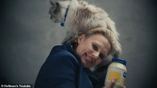 Кейт Маккиннон изо всех сил пытается удержать кошку и несколько банок майонеза в тизер-трейлере своей рекламы Hellmann’s на Супербоуле.