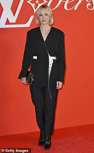 Кэри Маллиган воссоединилась со своим партнером по фильму «Маэстро» Брэдли Купером на показе Louis Vuitton на Неделе мужской моды в Париже во вторник.