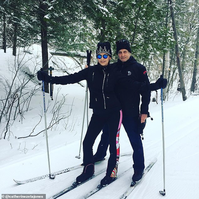 Кэтрин Зета-Джонс, 54 года, и Майкл Дуглас, 79 лет, носят одинаковое лыжное снаряжение, когда вместе катаются на склонах.