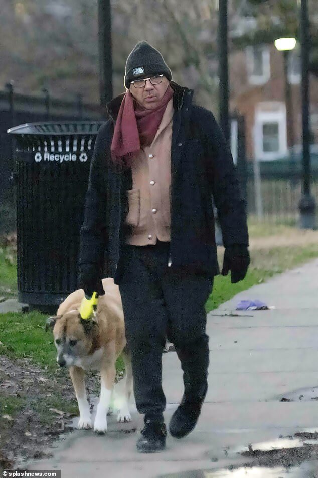 Кевина Спейси можно увидеть впервые с тех пор, как его имя было упомянуто в файлах Джеффри Эпштейна, когда он выводит свою собаку на прогулку в Балтиморе.