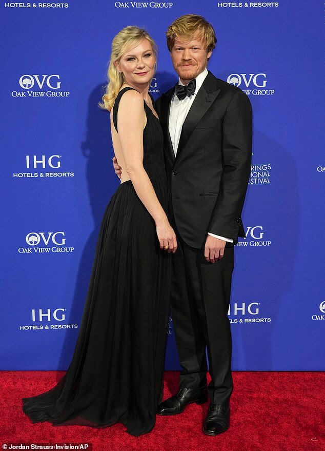 Кирстен Данст, 41 год, устроила стильный образ вместе с мужем, Джесси Племонсом, 35 ​​лет, во время посещения звездной церемонии награждения Международного кинофестиваля в Палм-Спрингс 2024 года в четверг.