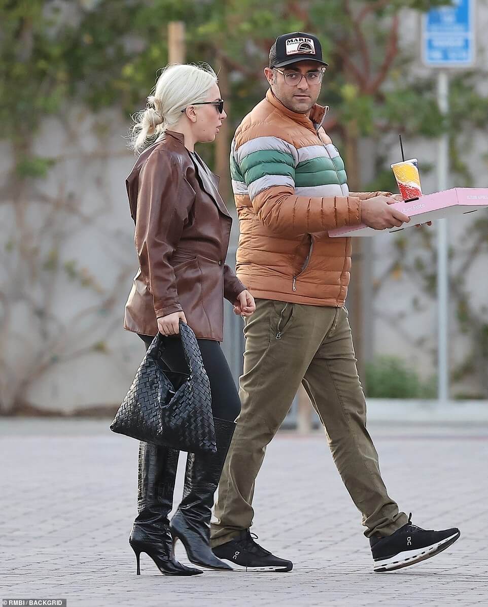 Леди Гага и Майкл Полански отмечают ЧЕТЫРЕХЛЕТНЮЮ годовщину пиццей на вынос в Малибу, продолжая набирать обороты… после короткого расставания