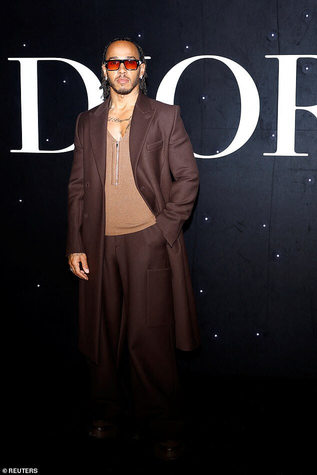 Льюис Хэмилтон продолжает демонстрировать свою любовь к моде в коричневом комбинезоне, прибыв на показ Dior Homme в рамках Недели моды в Париже.