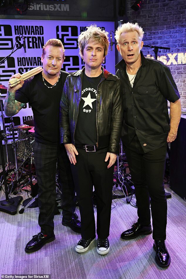 Майк Дирнт из Green Day реагирует на негативную реакцию по поводу изменения текста «MAGA» во время выступления в Нью-Йорке, критикуя критика Илона Маска: «Он не стесняется говорить глупости»