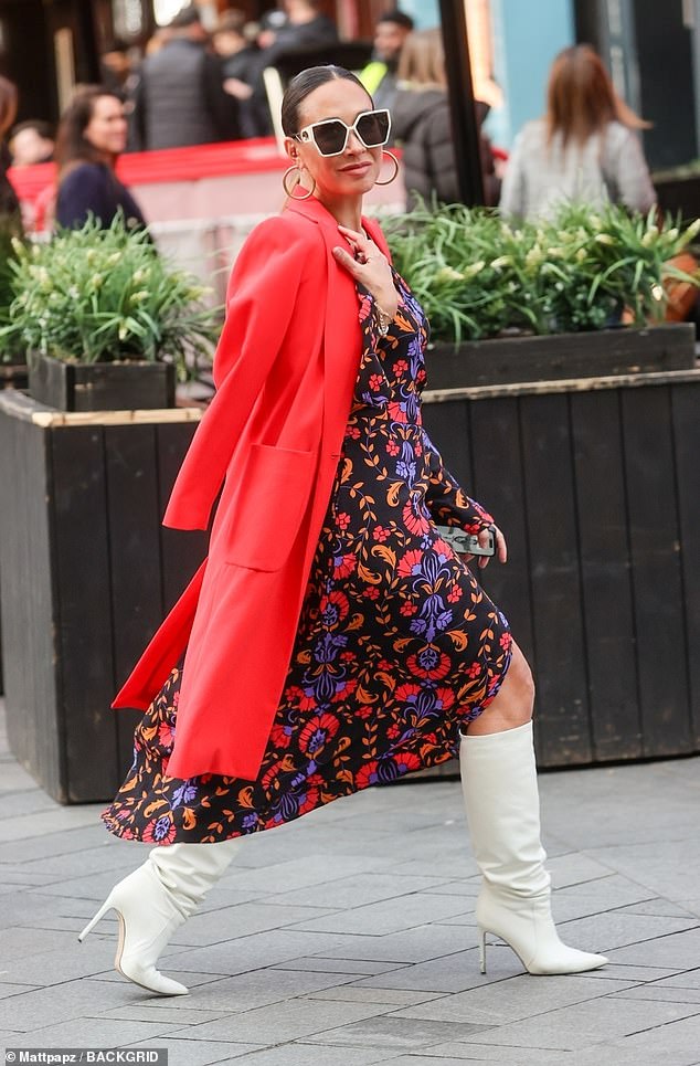 45-летняя радиоведущая привлекла внимание цветочным нарядом, который она сочетала с ярким красным макси-пальто.