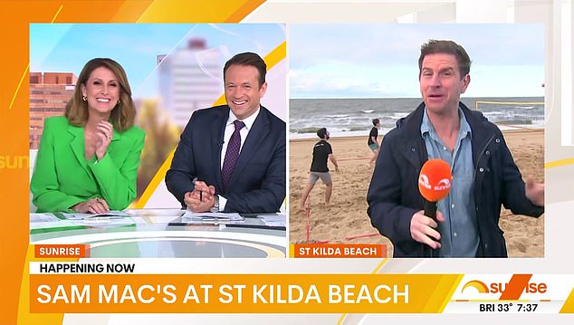 — Сэм Мак сегодня утром в Мельбурне.  Он на пляже Сент-Килда и выглядит... неплохо», — говорит Нэт, переходя к прогнозу погоды Сэма.
