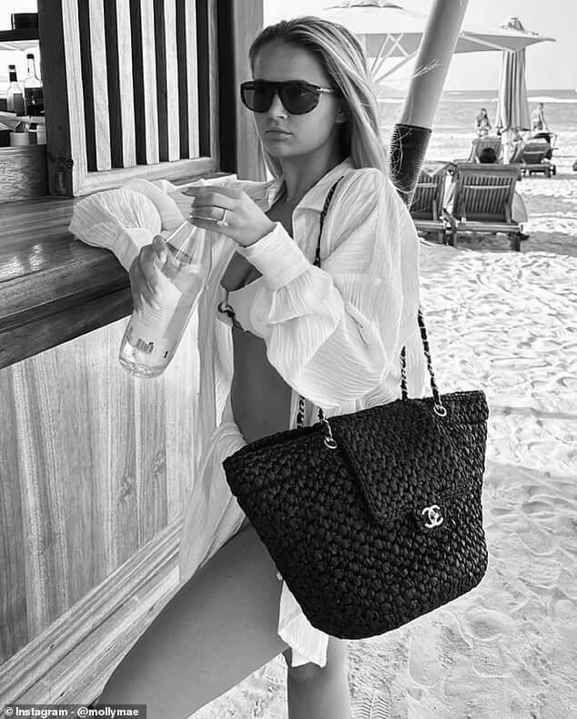 В пятницу Молли-Мэй Хейг поделилась в Instagram новыми снимками из своего роскошного отпуска в Дубае с женихом Томми Фьюри и дочерью Бэмби.