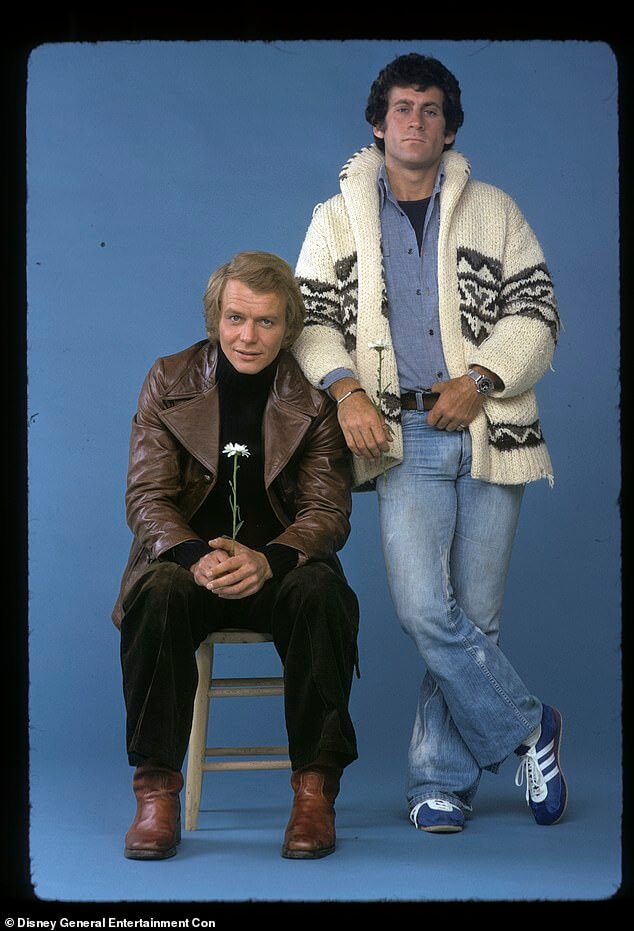 Пол Майкл Глейзер (справа) отдал трогательную дань уважения своему коллеге по фильму «Старски и Хатч» Дэвиду Соулу (слева) после его смерти в четверг;  они изображены на промо-снимке Starsky & Hutch 1975 года.