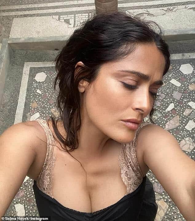 В понедельник Сальма Хайек зашла в Instagram, чтобы поделиться впечатлениями о своей поездке в Помпеи.