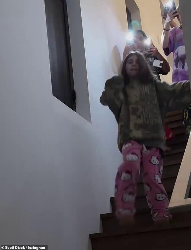 Скотт Дисик поделился видео, на котором 11-летняя дочь Пенелопа и ее 10-летняя кузина Норт-Уэст воссоздают вирусный танец Солтберна во время ночевки в его доме.