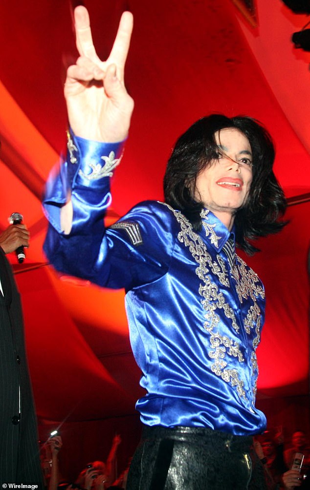 Ведущий Энди, 55 лет, спросил 52-летнего рэпера на шоу в среду, совпадает ли он с Джексоном, показанным в мае 2008 года на вечеринке по случаю 50-летия Кристиана Одижье в Лос-Анджелесе.