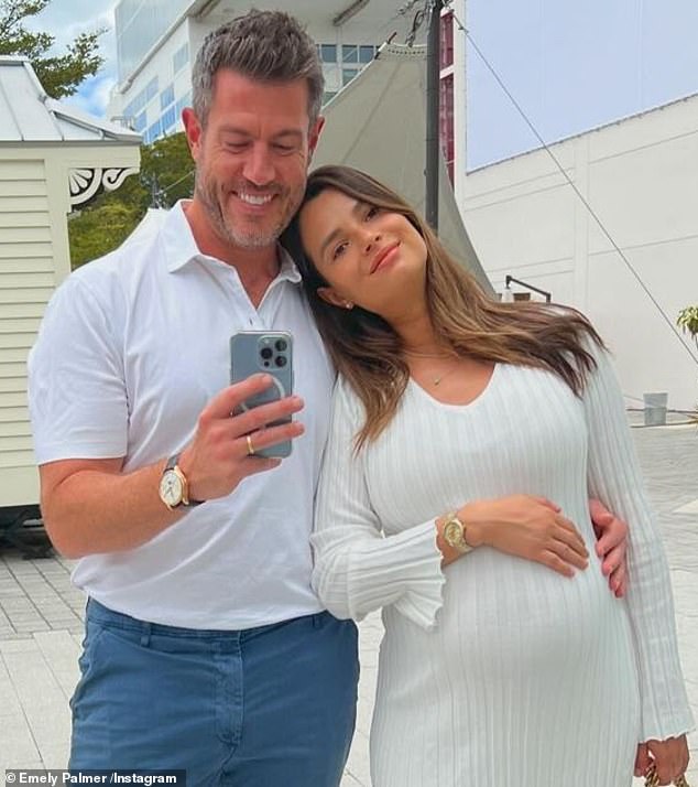 45-летняя сердцеедка реалити-шоу, которая объявила о беременности Фардо в августе, поделилась этой новостью в Instagram в среду вместе с фотографией семьи из трех человек.