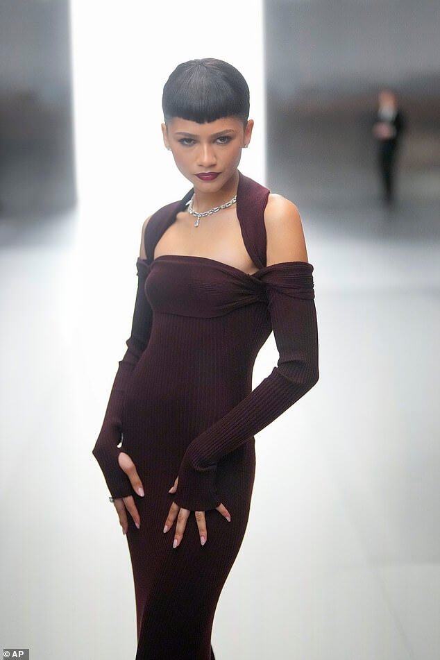 Зендая выглядит вампирски в бордовом платье с открытыми плечами и прямой бахромой, когда она присоединилась к Риз Уизерспун на показе Fendi в Париже на Неделе моды.