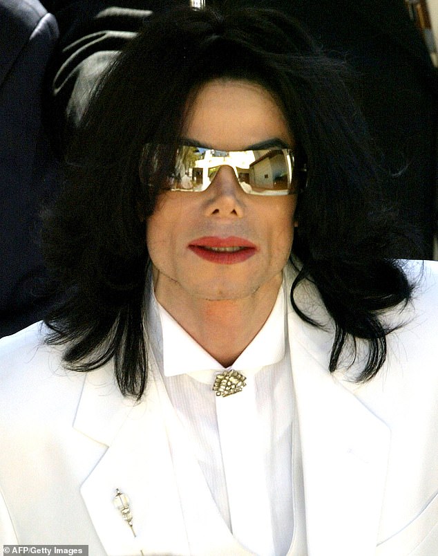 В последние годы его наследие вновь подверглось пристальному вниманию из-за давних обвинений в сексуальном насилии над детьми;  Майкл на фото в 2004 году.