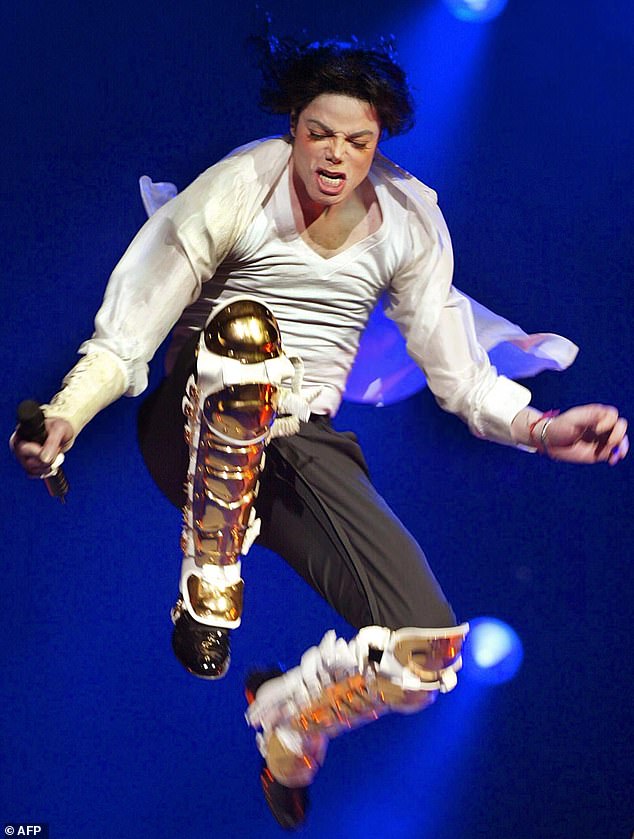 Майкл, изображенный на сцене в 2002 году, умер в возрасте 50 лет в 2009 году от остановки сердца, которую он перенес после приема пропофола в качестве снотворного.