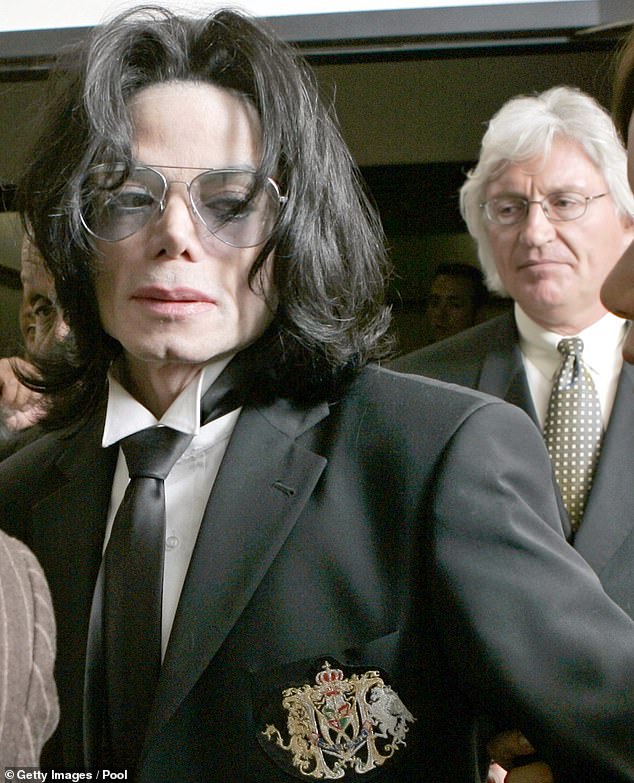 Майкл изображен в 2005 году с Томасом Мезеро, который давал ему юридическую помощь, когда он отклонял обвинения в том, что он был растлителем малолетних.
