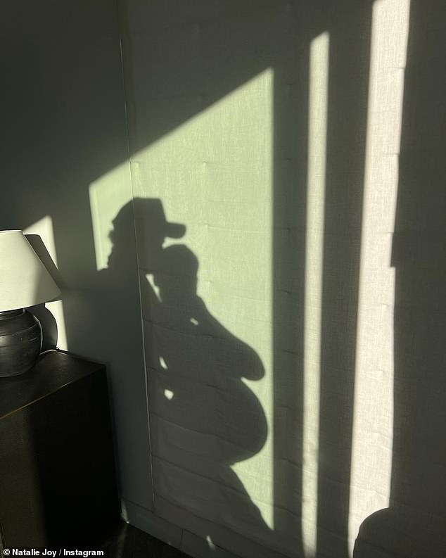 В посте была нежная фотография Ника, обнимающего Натали сзади в милом силуэте.