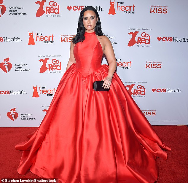 Ловато выглядела элегантно в среду вечером в изготовленном на заказ бальном платье от Николь + Фелисии на концерте коллекции красных платьев Go Red for Women Американской кардиологической ассоциации на Манхэттене.