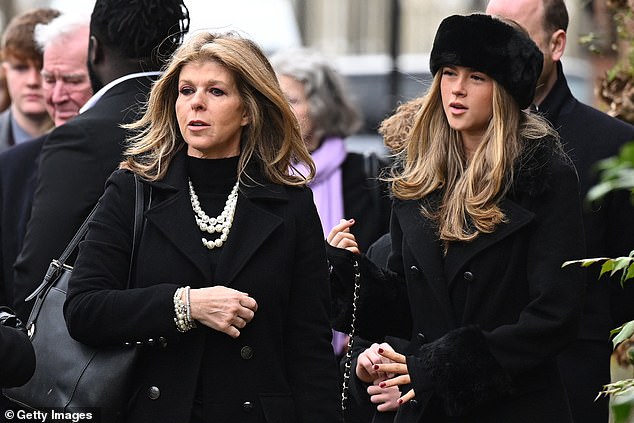 Кейт была замечена на похоронах вместе со своими детьми-подростками, включая дочь Дарси.
