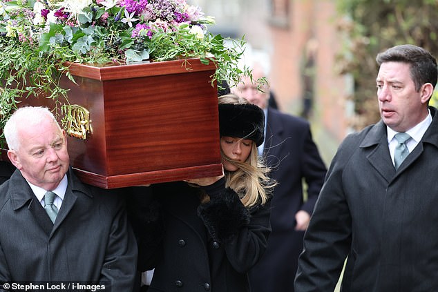 Дочь Дерека и Кейт Дарси была среди шести несущих гроб.