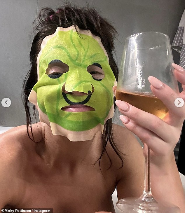 Бывшая звезда Джорди Шор также опубликовала снимок топлесс, на котором она пьет вино в ванне и носит маску для лица в виде салата.