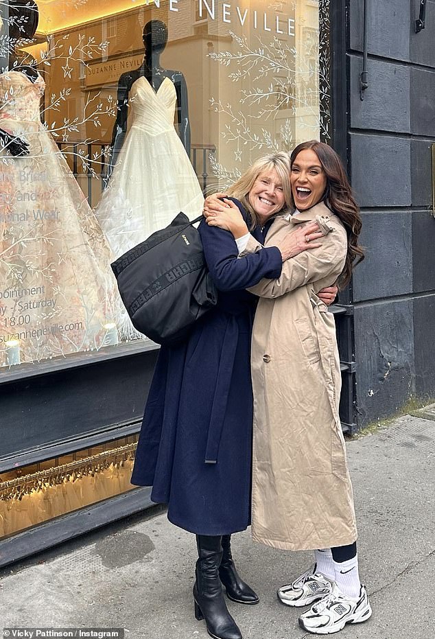 Она загрузила снимок себя со своей мамой Кэролл, сделанный возле свадебного магазина.