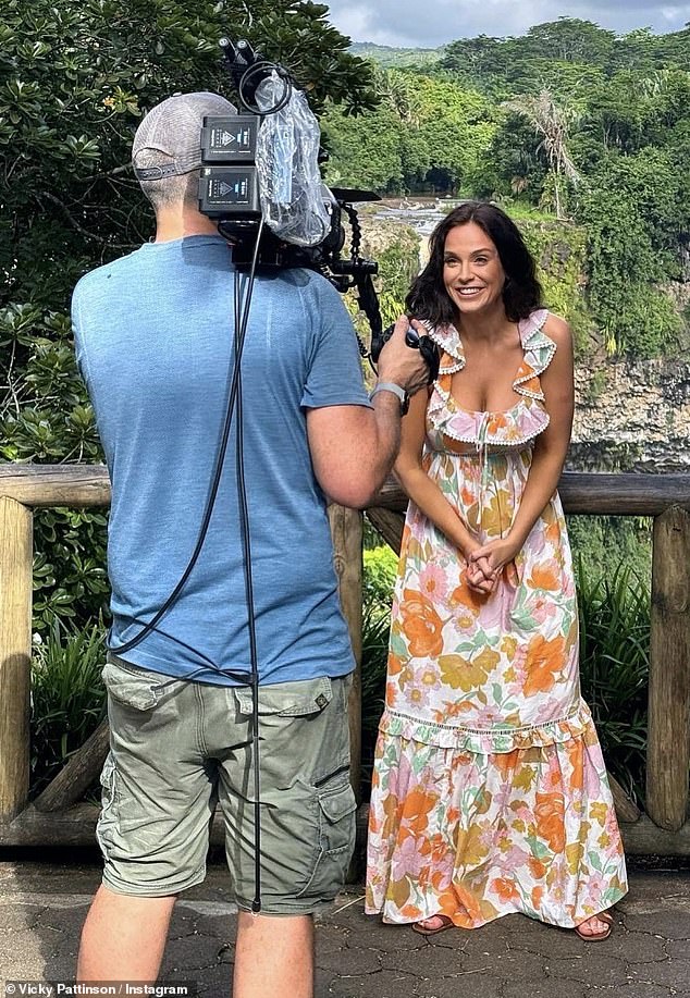 Кроме того, Вики поделилась фотографией, на которой ее снимали на камеру на Маврикии для «Этим утром», после того как она устроилась ведущей конкурса на ITV.