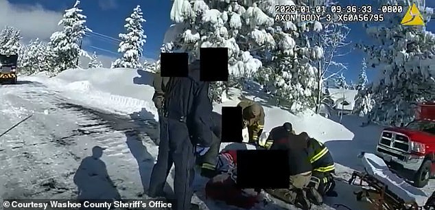 Первые пять спасателей лихорадочно работали, чтобы стабилизировать Реннер на снегу рядом с большой лужей крови, оставленной снегоочистителем.  Затем его доставили по воздуху в ближайшую больницу.