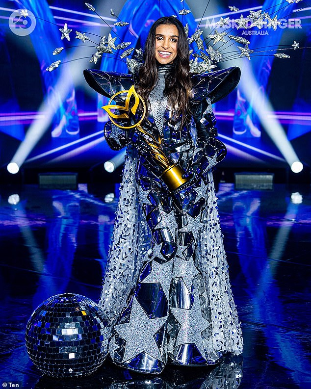 Она даже выиграла австралийскую версию «Певицы в маске» в 2022 году, замаскированная под Зеркальный шар.