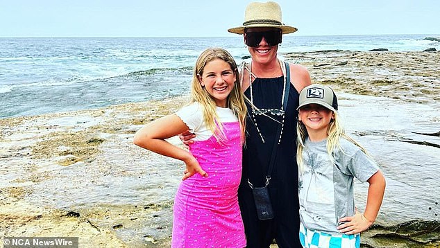 Пинк поделилась несколькими постами в Instagram, сделанными во время ее дня в Сиднее, позируя на пляже.