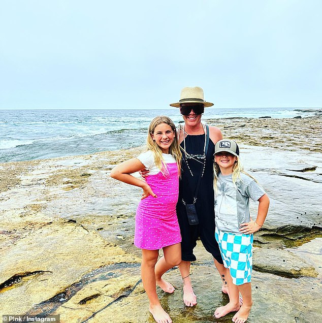 Она также поделилась несколькими постами в Instagram со дня, проведенного в Сиднее, где она позирует на пляже со своими детьми.