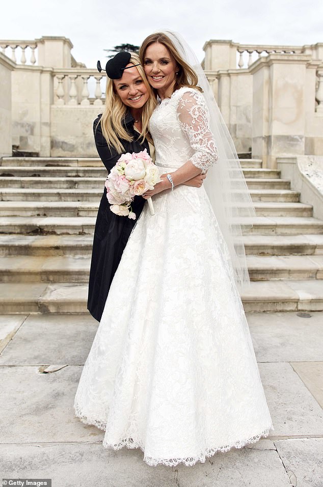 Spice Girl выбрала британского дизайнера Филлипу Лепли для своего кружевного свадебного платья А-силуэта, и это была звездная свадьба с участием Эммы Бантон.