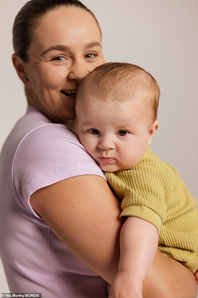 На фотографиях Барти была одета в белую футболку и джинсы и держала на руках своего сына, который был одет в детский комбинезон.