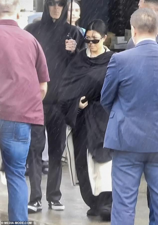 Звезда «Keeping Up With The Kardashians» оказалась без макияжа, а ее темные локоны были собраны в пучок.