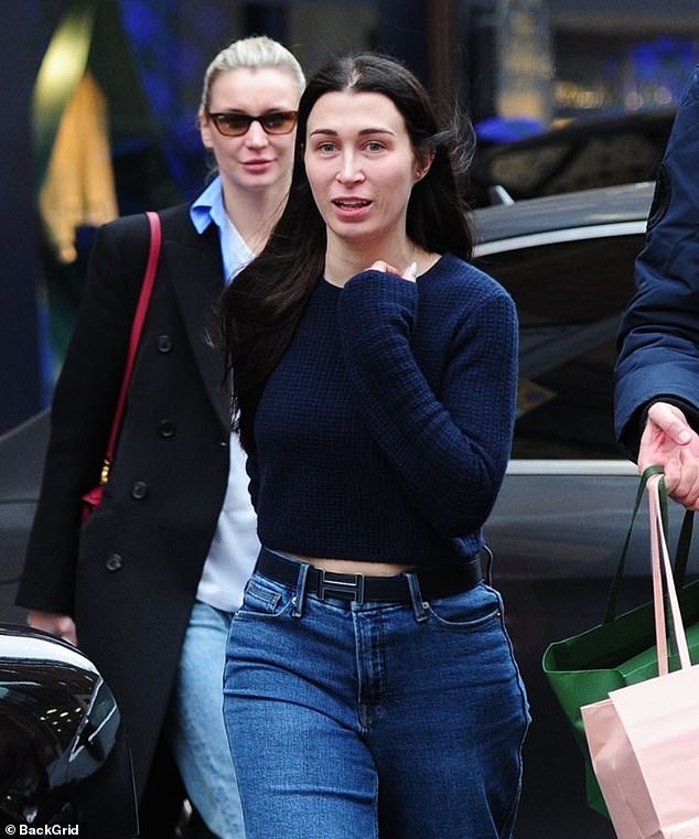 Для прогулки Анна сохранила сдержанный образ, надев темно-синий джемпер с широкими джинсами и белыми кроссовками для шоппинга в лондонском Harrods в понедельник.