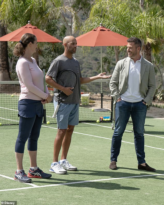 Джоуи пригласил легенд тенниса Пэм Шрайвер и Джеймса Блейка, чтобы они помогли дамам научиться играть в теннис.