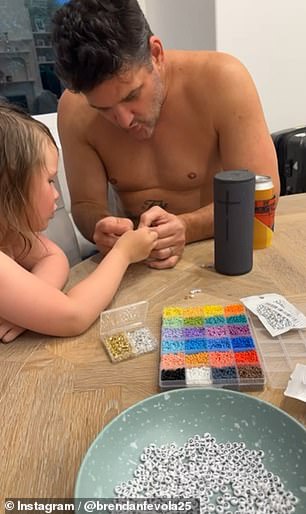 На снимке Брендан помогает своим дочерям делать браслеты дружбы для обмена на одном из предстоящих концертов Тейлор Свифт.