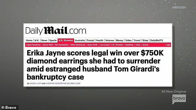Статья DailyMail.com была показана, когда Эрика праздновала судебную победу над своими серьгами за 750 000 долларов.