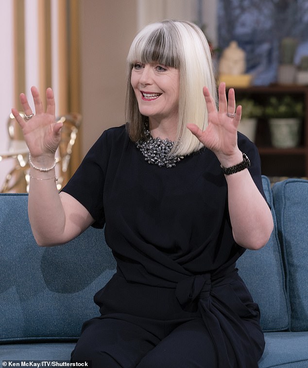 Для интервью телеведущая продемонстрировала свой новый образ с прядями контрастного цвета брюнетки и блондинки.