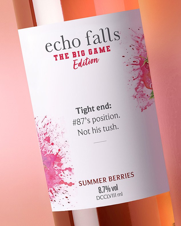 Винодельческая фирма выпустила ограниченную серию бутылок Echo Falls Summer Berries с заменой обычных этикеток, чтобы раскрыть обязательные к прочтению фразы американского футбола, которые начинающие болельщики должны выпалить во время игры.