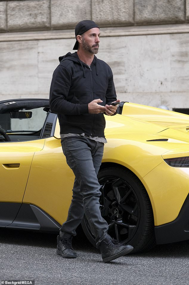 Блэр изображен в желтом Maserati, за рулем которого он будет в этом эпизоде.
